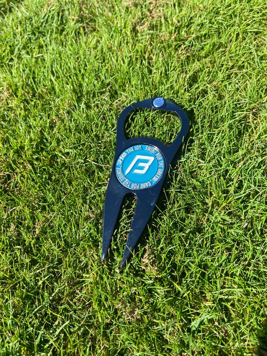 Big Fred's Swing & Sip 4-in-1 Golf Pitchfork: Divot Reparatie, Balmarker, Flessenopener & Club Steun | Golf Divot tool van BIG