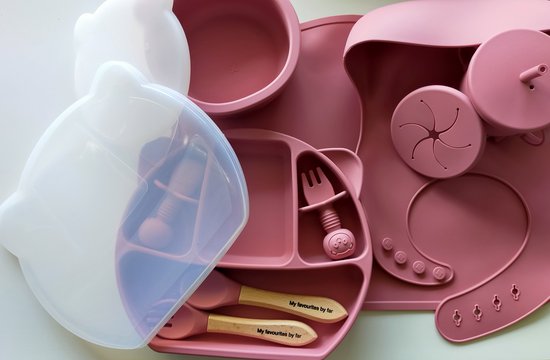 My favourites by far®-8 / 13 delig Siliconen Kinderservies set-Rose Red-Duurzaam-BPA Vrij-5 GRATIS accessoires-Placemat-Bord+Kom met Zuignap en deksel-Drinkbeker met rietje en Snack deksel -Baby Bestek-Slabbetjes-Kraamcadeau-cadeauverpakking van MY
