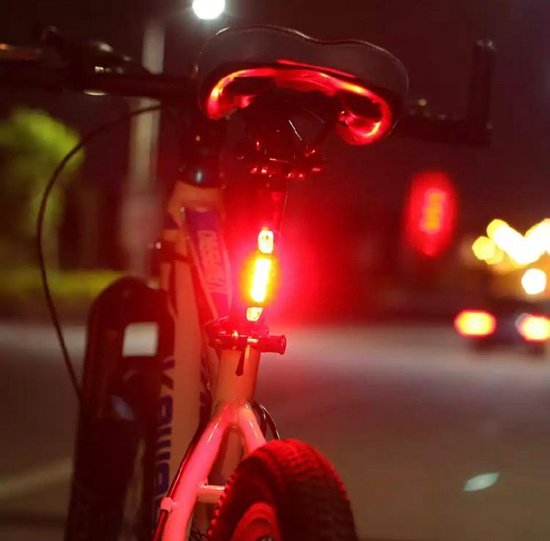 Oplaadbare fiets achterlicht led. (Rood) Afneembaar. van Merkloos
