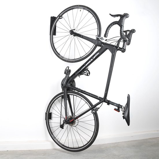 Prachtig en handig ruimtebesparend Oxford DS-360 verticaal fiets opbergsysteem voor allerlei soorten fietsen, ook met o.a. een spatbord of kratdrager. van Cycloc
