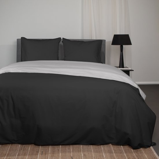 Superieur Dekbedovertrek Twin Face – Zwart / Lichtgrijs - 100% Katoen - 140x200/220cm Eenpersoons – Stoere lichtgijze met zwart dekbedset – adembenemend in uitstraling – optimaal ventilerend en ademend van Présence.