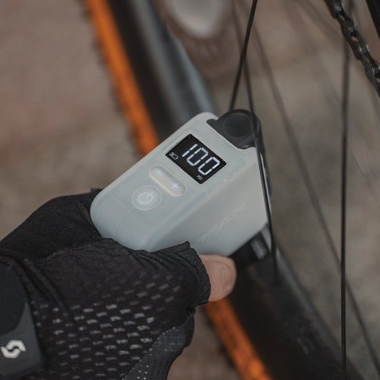 Topeak pomp E-booster digital mini accucompressor van Topeak