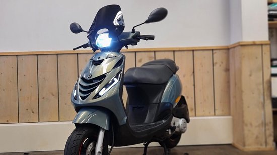 WINDSCHERM PIAGGIO ZIP LAAG GLANS ZWART INCL. BEVESTIGING van Piaggio
